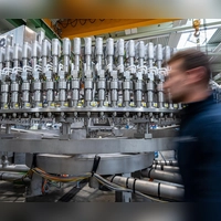 Angesichts der schwierigen Wirtschaftslage kommt es vor allem in der Industrie und im Handel zu Beschäftigungsabbau. (Archivbild) (Foto: Armin Weigel/dpa)