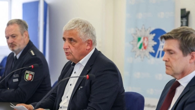 In einer Pressekonferenz berichten Michael Esser, Leitender Kriminaldirektor der Polizei Köln (Mitte) und Ulrich Bremer, Oberstaatsanwalt der Staatsanwaltschaft Köln (rechts) über den Stand der Ermittlungen.  (Foto: Christoph Reichwein/dpa)