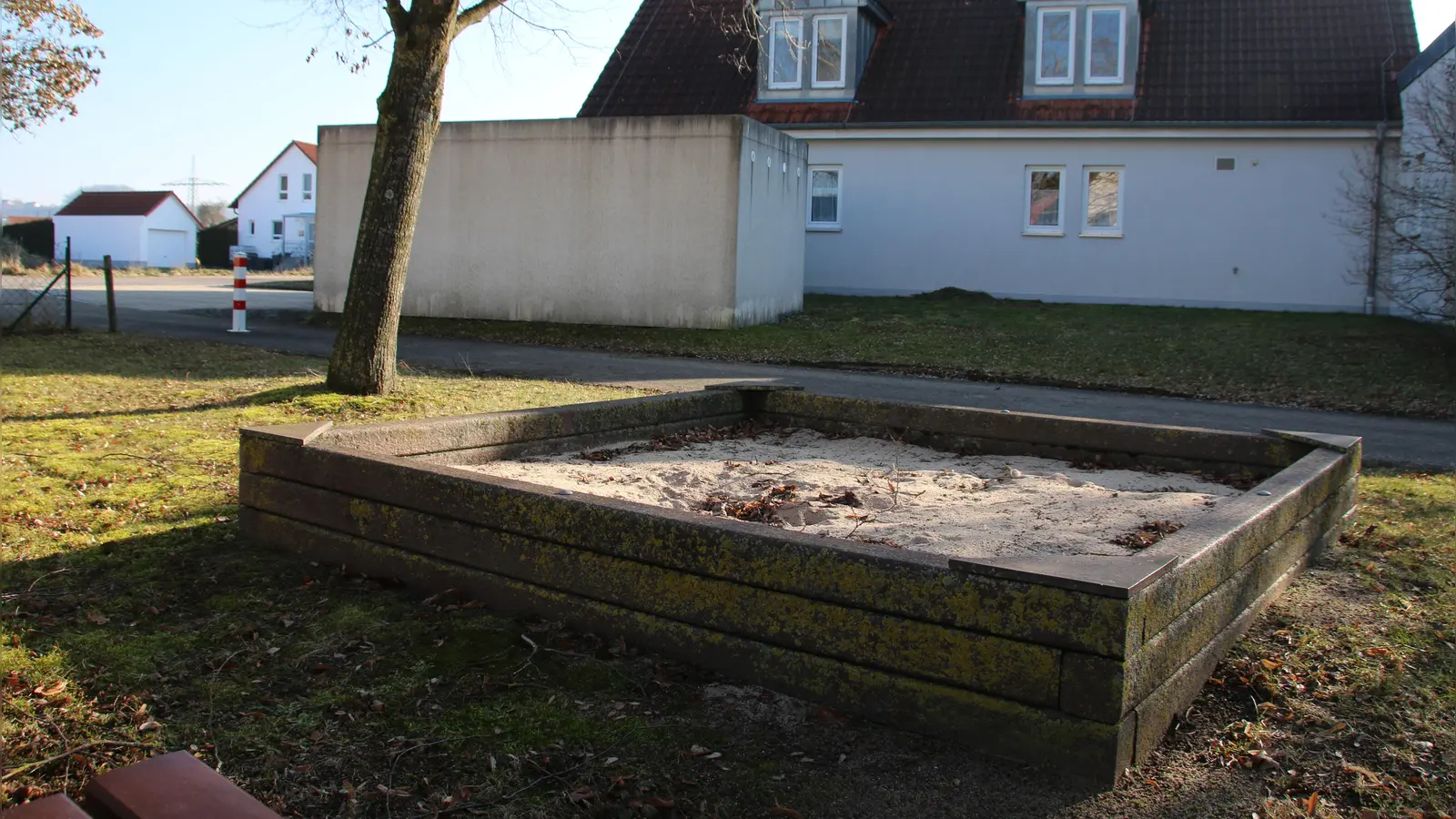 Der Sandkasten am Spielplatz in Hartershofen werde kaum genutzt, so ein Hinweis aus dem Ratsgremium. Die Fläche könnte als Parkplatz für die benachbarte Diakonie dienen. (Foto: Stefan Neidl)