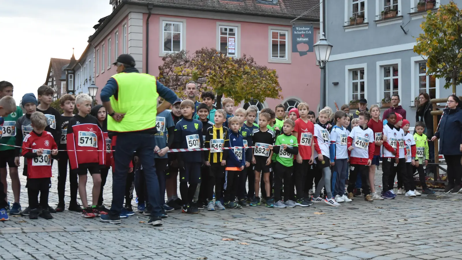 Vor dem Start der Jungen gab Peter Dippold letzte Anweisungen. Nach dem Countdown ging es dann los – Felix Doll siegte. (Foto: Anita Dlugoß)