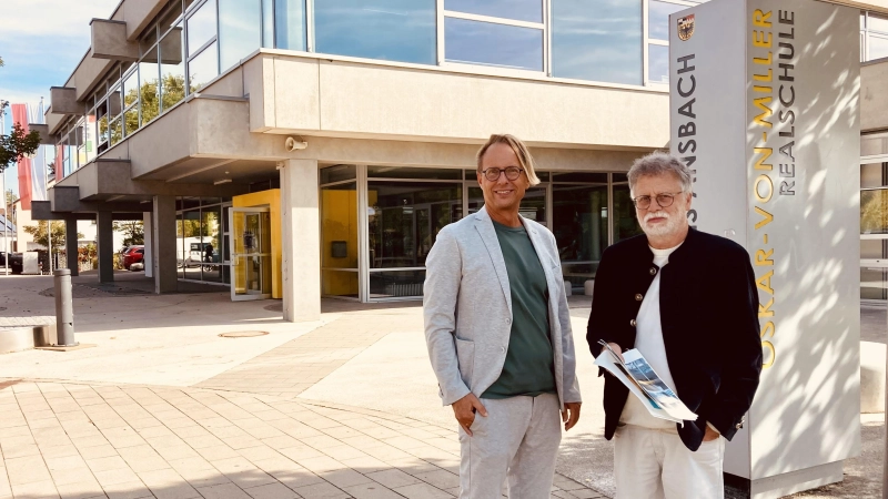 Schulleiter Alexander Müller (links) und Stadtheimatpfleger Hans-Gustaf Weltzer sind begeistert von der Architektur der Oskar-von-Miller-Realschule. (Foto: Corinna Müller)