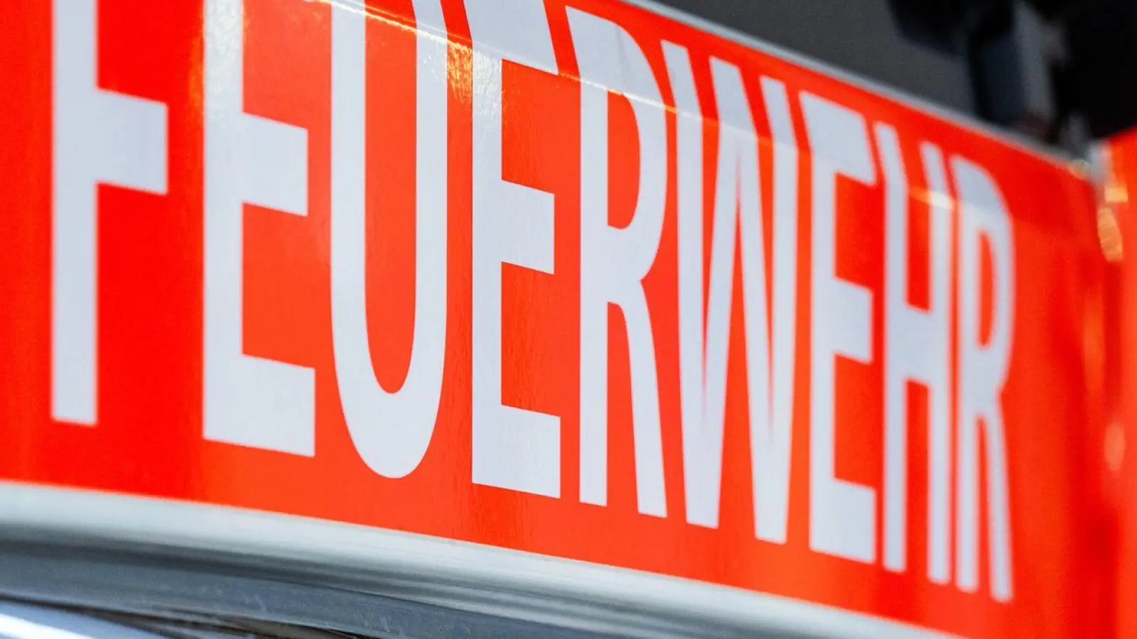 Ein Feuer im Erdgeschoss eines Mehrfamilienhauses in Bad Tölz führte zu Verletzten. (Symbolbild) (Foto: Soeren Stache/dpa)