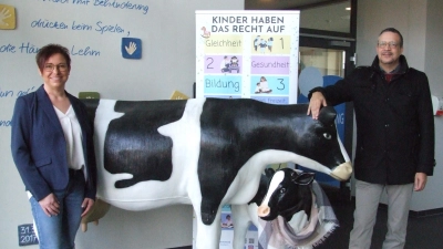 Sehr zur Freude von Sandra Brenner, der Koordinatorin des Familienzentrums und Leiterin der inklusiven Kindertageseinrichtung, und Michael Breuker, dem Vorstandsvorsitzenden der Lebenshilfe und Vorstandsmitglied der Lebenshilfe-Stiftung, ist es gelungen, mehrere Kooperationspartner für die Aktionswochen „Gesund aufwachsen – ein Kinderrecht” zu gewinnen. Bei denen spielen auch Kuh Greta und Kälbchen Rosi eine Rolle. (Foto: Jasmin Kiendl)