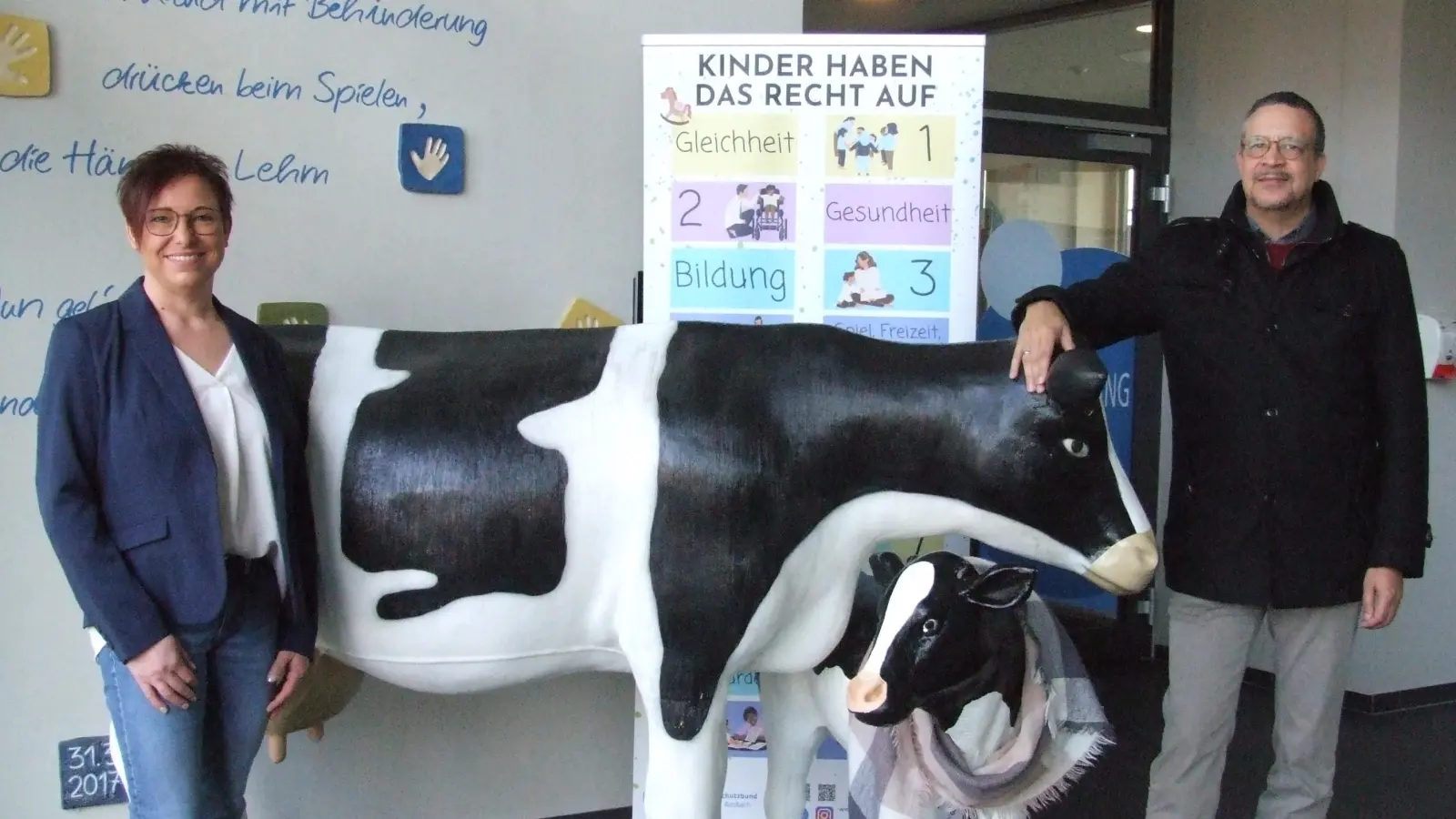 Sehr zur Freude von Sandra Brenner, der Koordinatorin des Familienzentrums und Leiterin der inklusiven Kindertageseinrichtung, und Michael Breuker, dem Vorstandsvorsitzenden der Lebenshilfe und Vorstandsmitglied der Lebenshilfe-Stiftung, ist es gelungen, mehrere Kooperationspartner für die Aktionswochen „Gesund aufwachsen – ein Kinderrecht” zu gewinnen. Bei denen spielen auch Kuh Greta und Kälbchen Rosi eine Rolle. (Foto: Jasmin Kiendl)