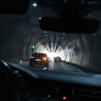 Keine Panik im Tunnel: Regelmäßig tief ein- und ausatmen hilft, die Nerven zu beruhigen. (Foto: Hendrik Schmidt/dpa/dpa-tmn)