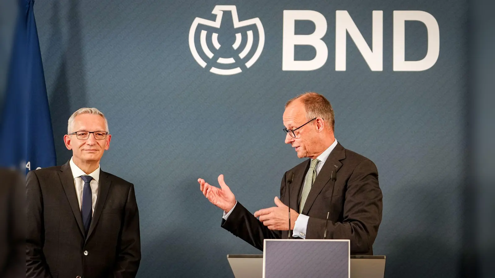 Kanzler Friedrich Merz (CDU) hat dem neuen Präsidenten des Bundesnachrichtendienstes, Martin Jäger, bei der Amtsübergabe einiges ins Auftragsbuch geschrieben. (Archivbild) (Foto: Kay Nietfeld/dpa)