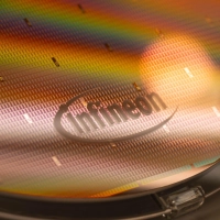Ein Infineon-Wafer - diese zu zerteilen und weiterzuverarbeiten ist Aufgabe von Backend-Fabriken wie der in Thailand. (Archivbild) (Foto: Peter Kneffel/dpa)