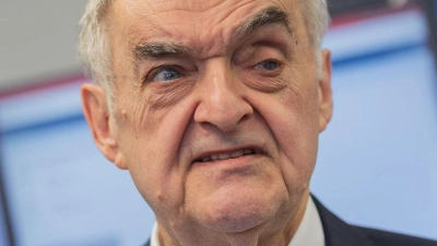 Herbert Reul (CDU) droht den Fußballclubs mit Rechnungen für Polizeikosten (Archivbild). (Foto: Rolf Vennenbernd/dpa)