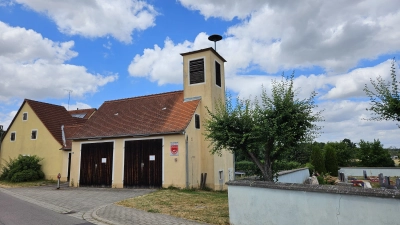 Muss dringend ersetzt werden: Das alte Feuerwehrhaus in Wiedersbach. Eigentlich soll ein Neubau auf der grünen Wiese künftig auch die Neunkirchener Wehr beherbergen – doch die hadert mit dem Standort. (Foto: W. Grebenhof)