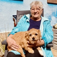 Dagmar Wiegmann (hier mit Rüde Mugli) ist Vorsitzende des Tierschutzvereins Rothenburg o.d.T. und Umgebung. Das Tierheim leitet sie seit 1992. (Foto: Corinna Müller)