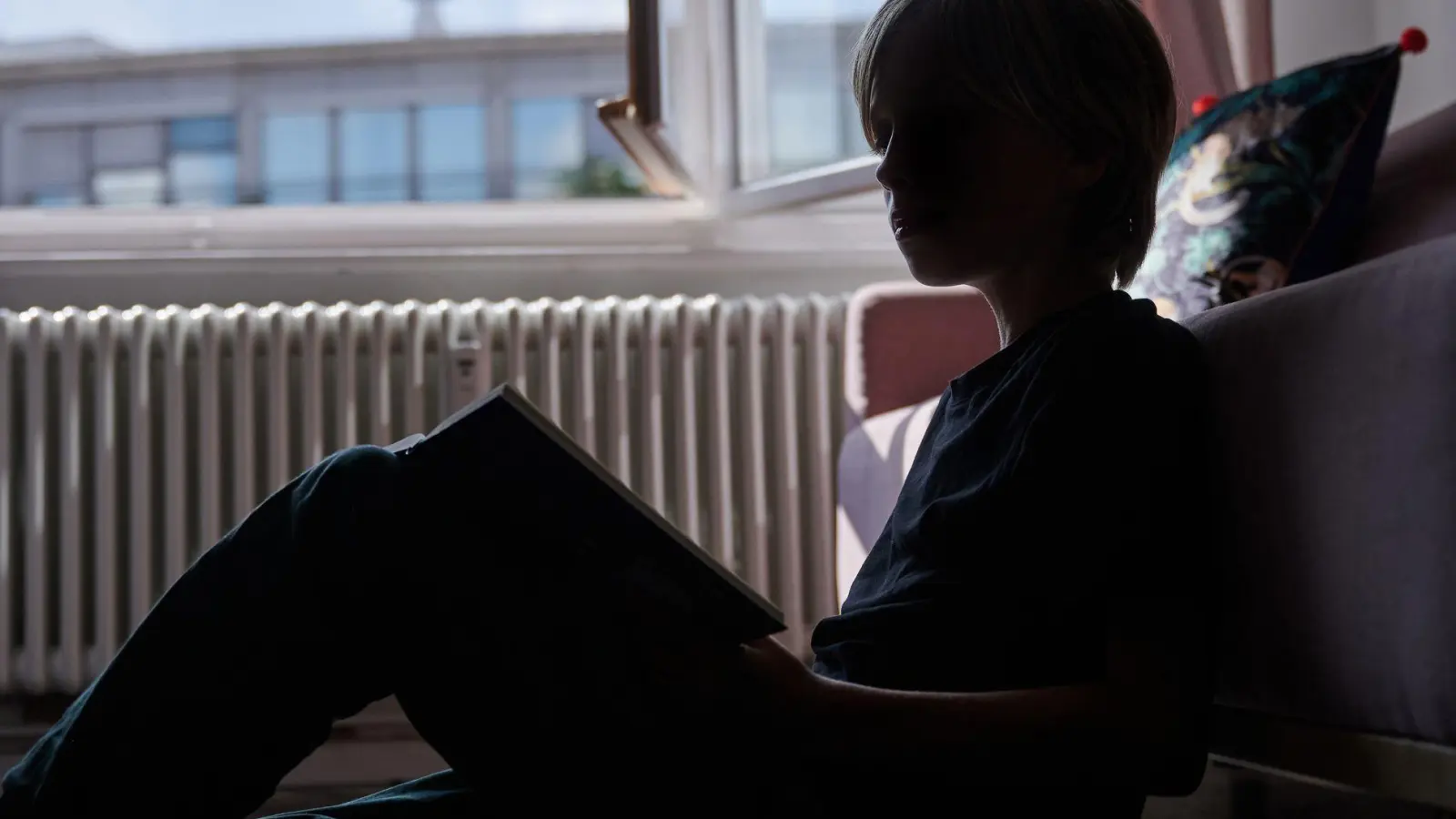 Papa, mir ist langweilig! Langeweile als Nähebedürfnis: Oft suchen Kinder bei Langeweile keine Beschäftigung, sondern Verbundenheit. (Foto: Annette Riedl/dpa/dpa-tmn)