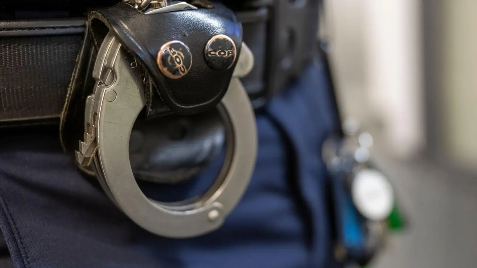 Die Polizei ermittelt gegen einen Mann und eine Frau. (Symbolbild) (Foto: Peter Kneffel/dpa)