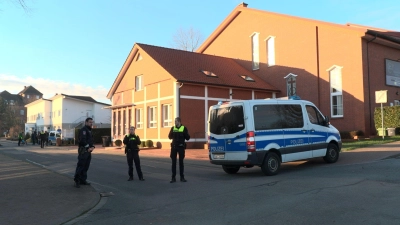 Polizisten sperren in Bramsche die Straße ab, nachdem zwei Menschen von Schüssen verletzt worden waren. (Foto: Festim Beqiri/TV7News/dpa)