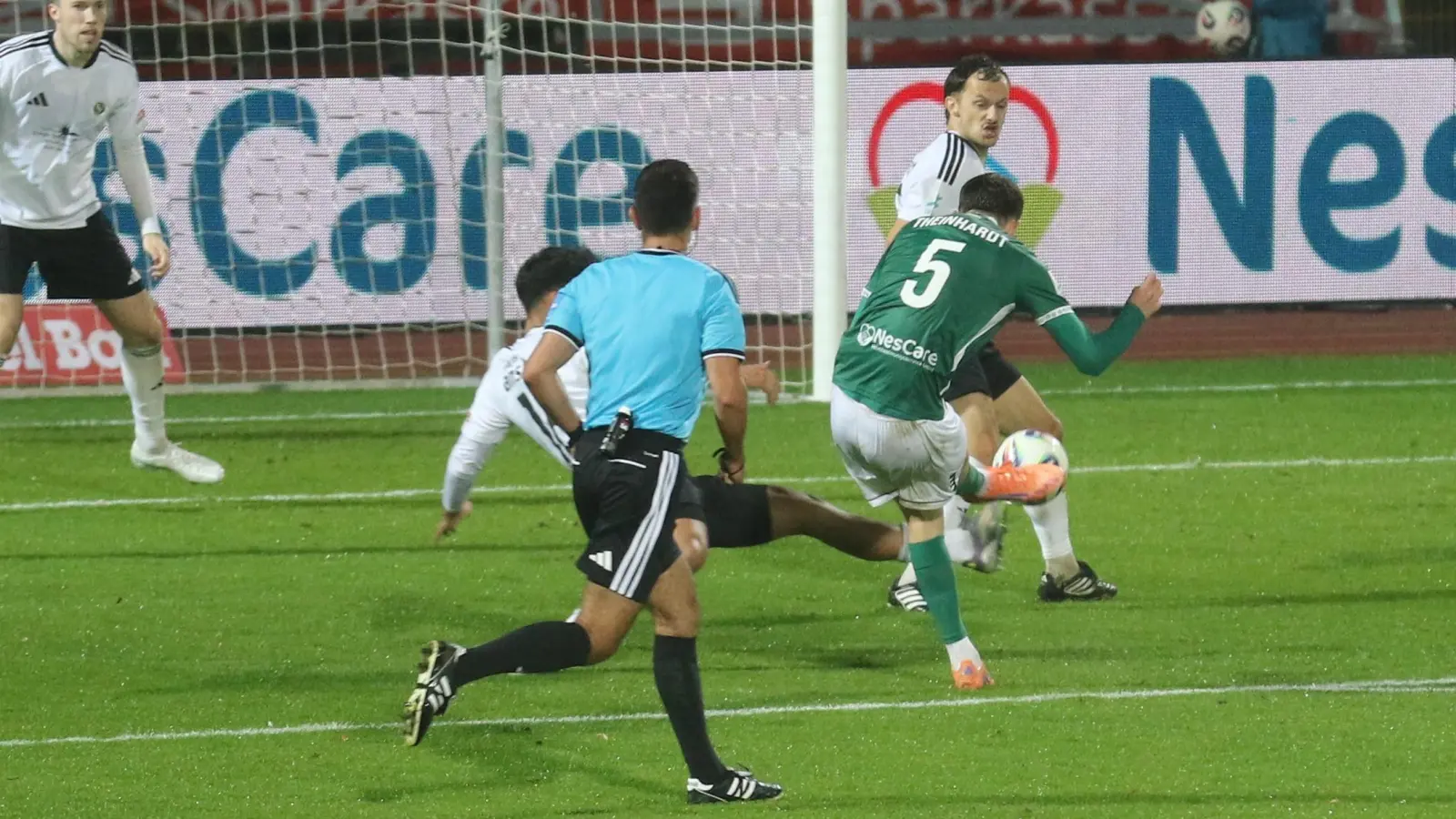 Schweinfurts Johannes Theinhardt schießt und trifft zum 1:1, die Ansbacher Eric Weeger (dahinter) und Janis Gesell versuchen vergeblich, den Schuss zu blocken. (Foto: Michael Horling)