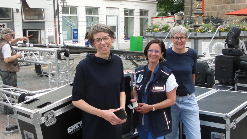 Sie versuchen im Chaos kühlen Kopf zu behalten (von links): Nadja Wilhelm, Isabella Ruttmann und Maria Bayer beim Bühnenaufbau am Stadthaus. (Foto: Winfried Vennemann)