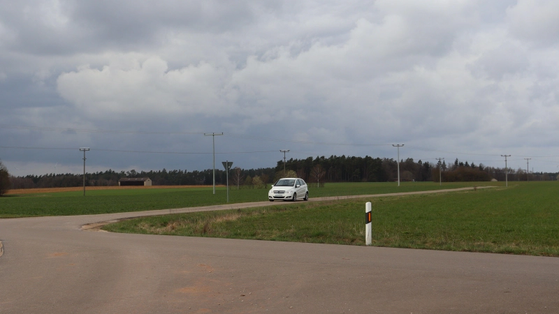 Die vielen Risse auf der Ortsverbindungsstraße nach Leidenbach sollen ausgebessert werden. Der gepflasterte Teil bleibt, wie er ist. (Foto: Antonia Müller)