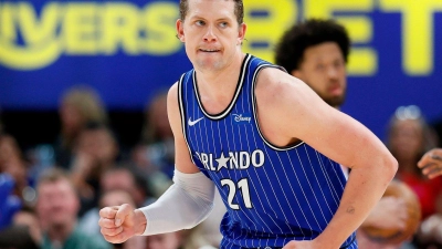 Für Moritz Wagner und die Orlando Magic ist die NBA-Saison frühzeitig beendet. (Foto: Duane Burleson/AP/dpa)