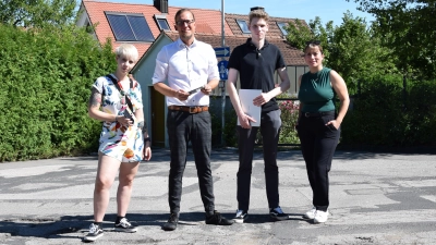 Stellten die Idee hinter dem Portal vor (von links): Denise Kiesling, Boris-André Meyer, Rick Wenz und Nejla Kilic haben dafür die Lunckenbeinstraße mit diversen Schlaglöchern gewählt. (Foto: Florian Schwab)