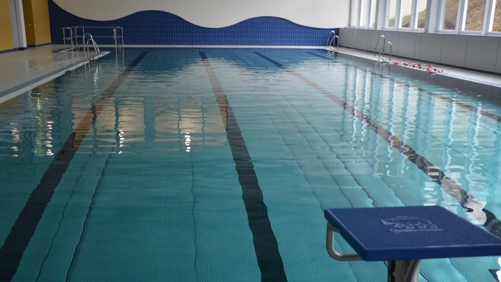 Fünf statt bisher drei Euro wird in naher Zukunft der Eintritt für Erwachsene im Neustädter Hallenbad kosten. Auf die Anhebung der Preise einigte sich jetzt der Kreisausschuss.  (Foto: Christa Frühwald)