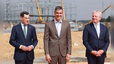 Spaniens Regierungschef Pedro Sánchez (M), Andalusiens Regionalregierungschef Juanma Moreno (l) und der Chef des Energieunternehmens Moeve, der Niederländer Maarten Wetselaar, haben symbolisch den Grundstein für die derzeit größte Anlage Südeuropas zur Produktion grünen Wasserstoffs aus erneuerbaren Energiequellen in der Region Huelva gelegt. (Foto: Rocío Ruz/EUROPA PRESS/dpa)