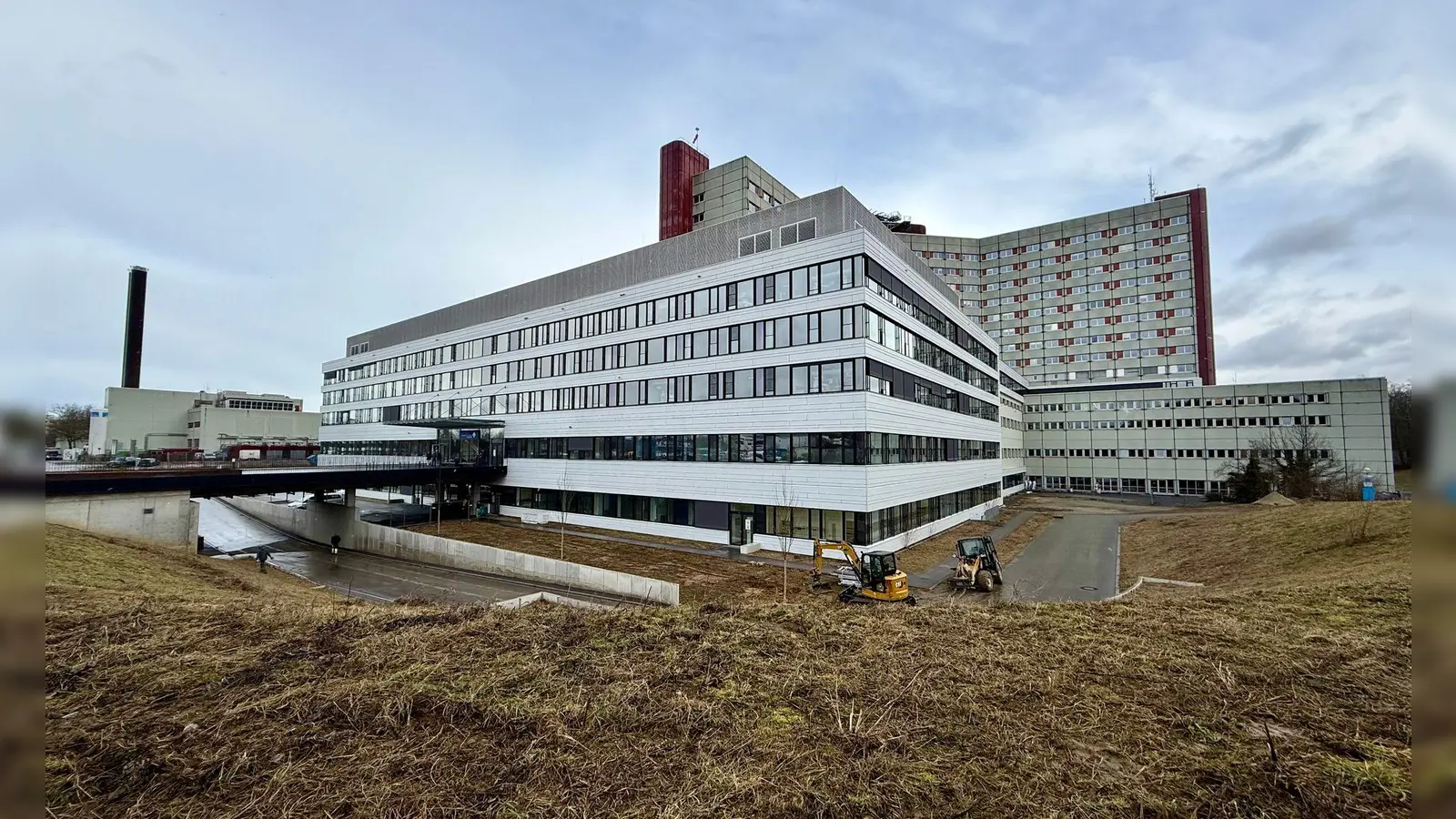 In das neue Zentrum für Intensivmedizin neben dem Augsburger Uniklinikum wurden 190 Millionen Euro investiert. (Foto: Ulf Vogler/dpa)