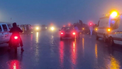 Rettungsteams im iranischen Varzaghan im Einsatz: Strömender Regen und Wind erschwerten die Suche in der bergigen Region. (Foto: Azin Haghighi/Moj News Agency/AP/dpa)