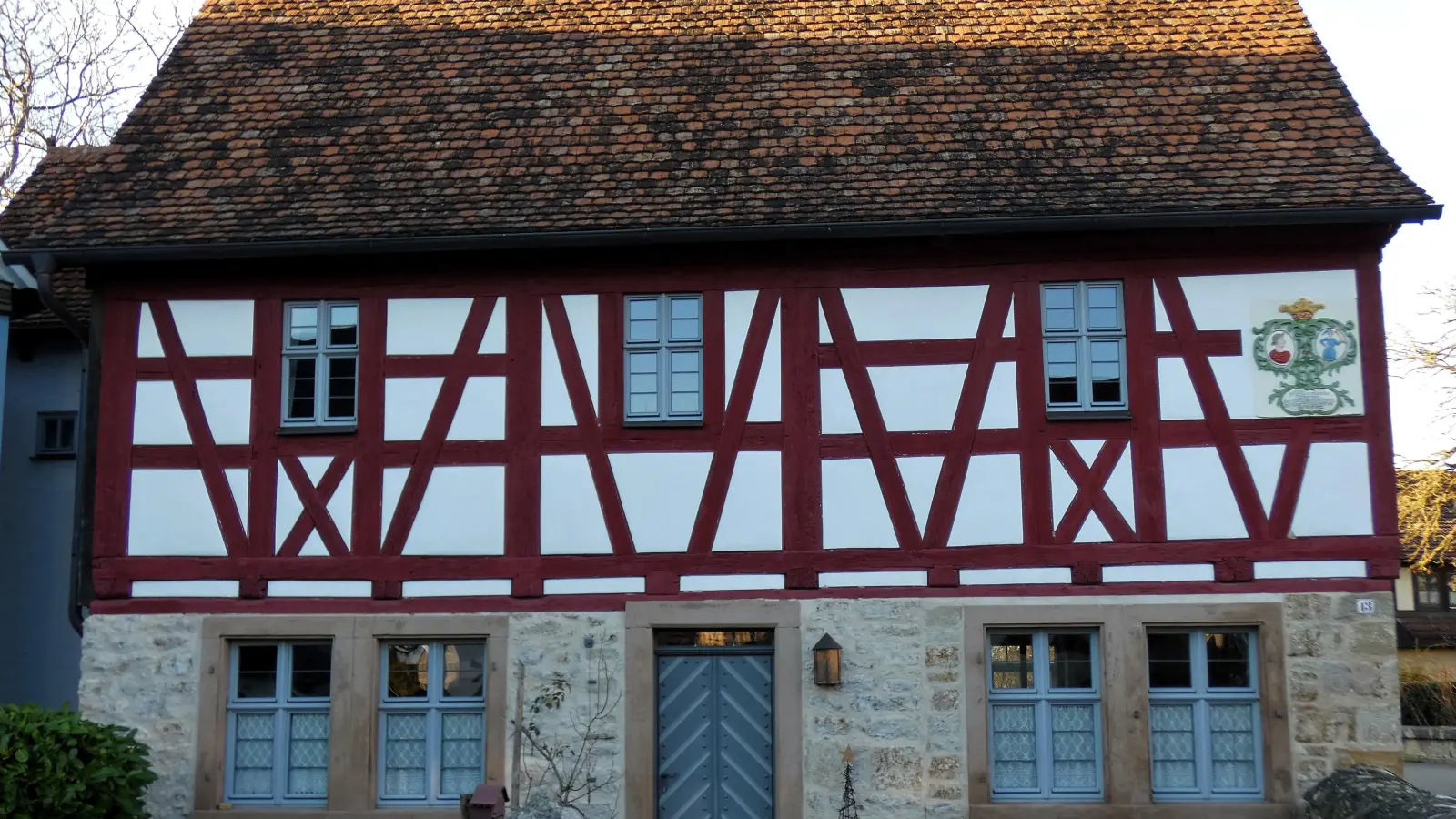 So präsentiert sich das sanierte Zollhaus in Richtung Süden. Rechts im Obergeschoss ist eine steinerne Wappentafel angebracht, die auf das Jahr 1700 datiert. (Foto: Karl-Heinz Gisbertz)