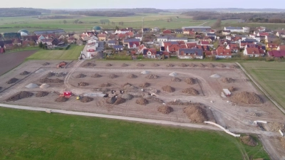 Platz für 24 Häuser wird im Baugebiet „Am Kreuthbach” im Süden Geslaus geschaffen. Die Erschließung läuft und soll auch die Verlegung von Nahwärme-Rohren bis an die Grundstücke umfassen.  (Foto: Gemeinde Geslau)
