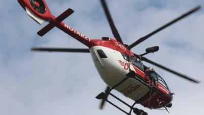 Mit einem Hubschrauber wird der schwer verletzte Mann in eine Klink geflogen.  (Foto: Bodo Schackow/dpa)