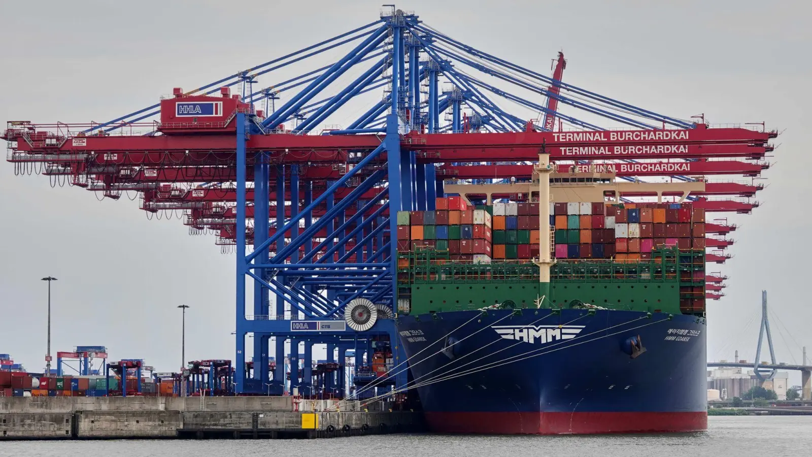 Containerschiff am Container Terminal Burchardkai (CTA)im Hamburger Hafen. (Foto: Julian Weber/dpa)