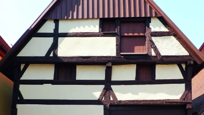 Vor etwa 600 Jahren wurde diese Scheune in der Nördlinger Straße in Dinkelsbühl errichtet. Vor der Instandsetzung war sie in einem baulich schlechten Zustand. (Foto: Bezirk Mittelfranken/Julia Krieger)