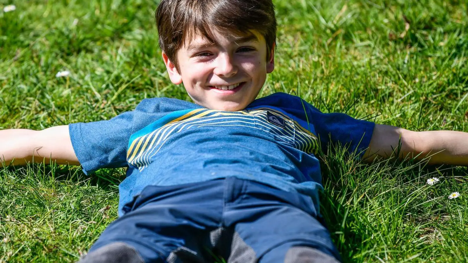 Wenn Grasflecken in den Kleidungsstücken zurückbleiben, empfiehlt sich ein Vollwaschpulver mit Bleichmittel auf Sauerstoffbasis. (Foto: Kirsten Neumann/dpa-tmn)