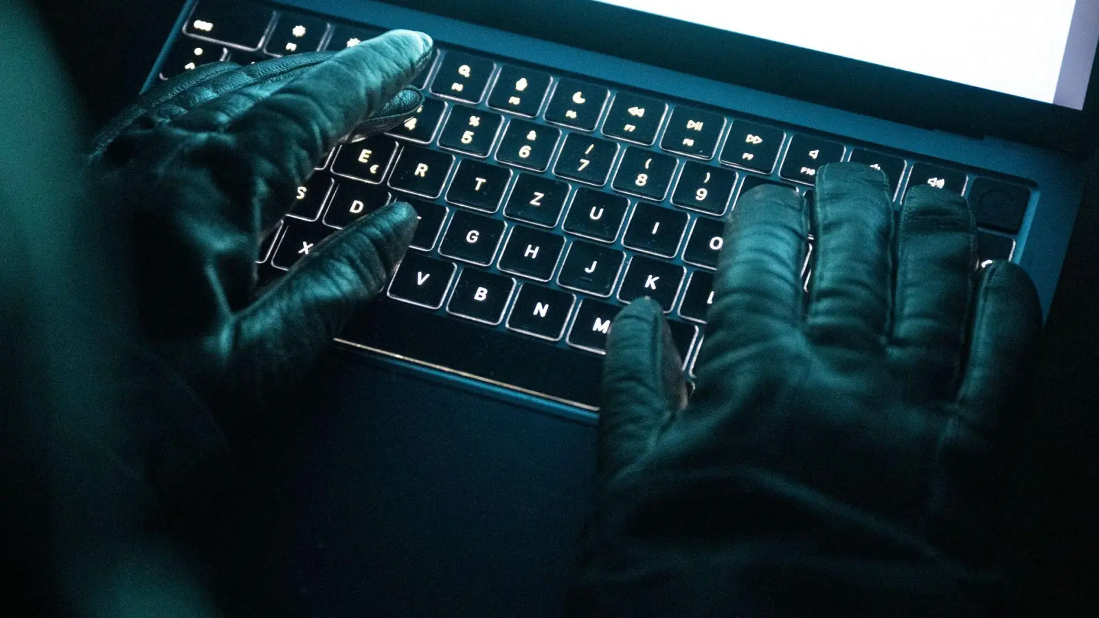 Die Zentralstelle Cybercrime in Bamberg hat Anklage gegen einen 34-Jährigen erhoben. (Symbolbild) (Foto: Philip Dulian/dpa)