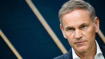 Überkapazitäten seien langfristig nicht tragfähig, sagt VW-Chef Oliver Blume. (Archivbild)  (Foto: Julian Stratenschulte/dpa)