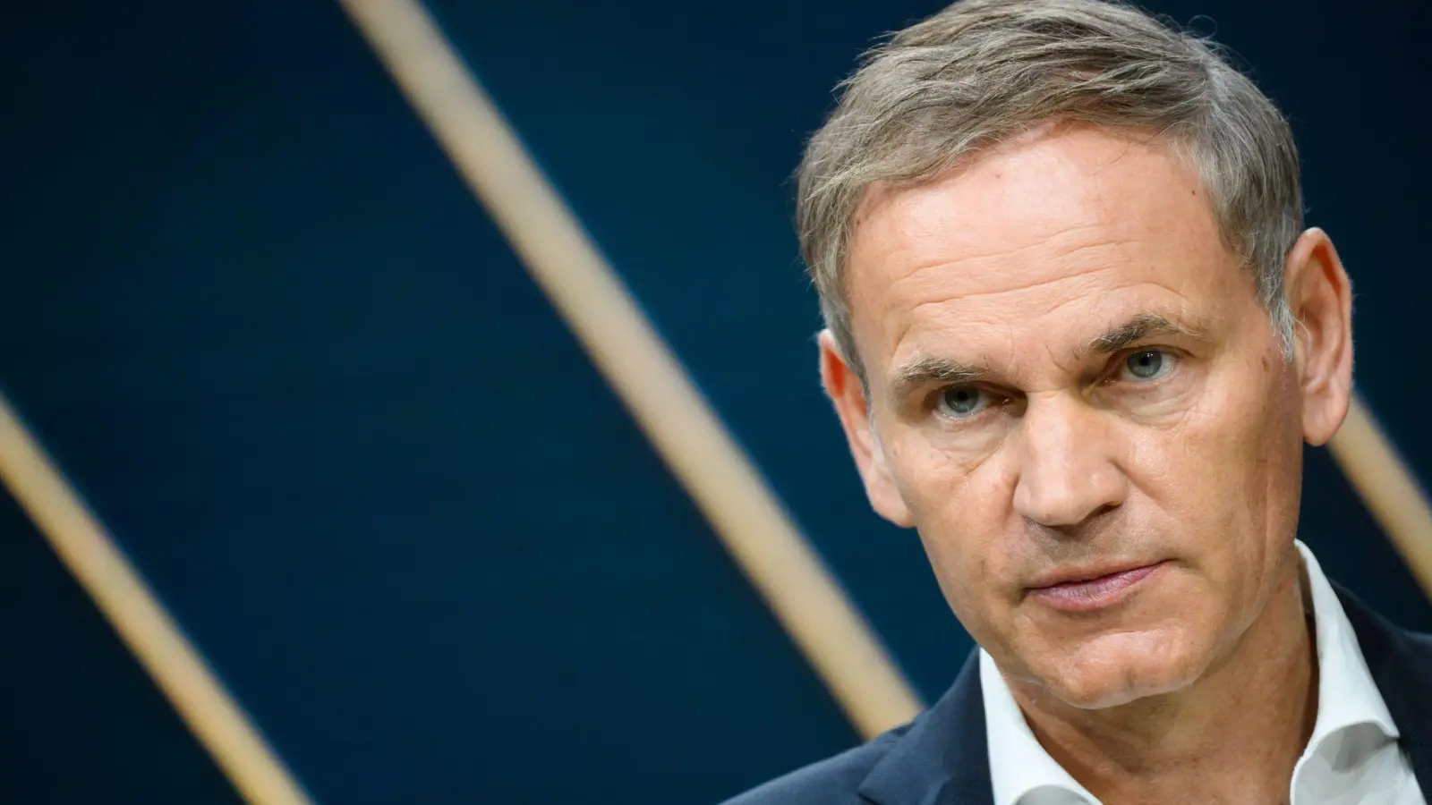 Überkapazitäten seien langfristig nicht tragfähig, sagt VW-Chef Oliver Blume. (Archivbild)  (Foto: Julian Stratenschulte/dpa)