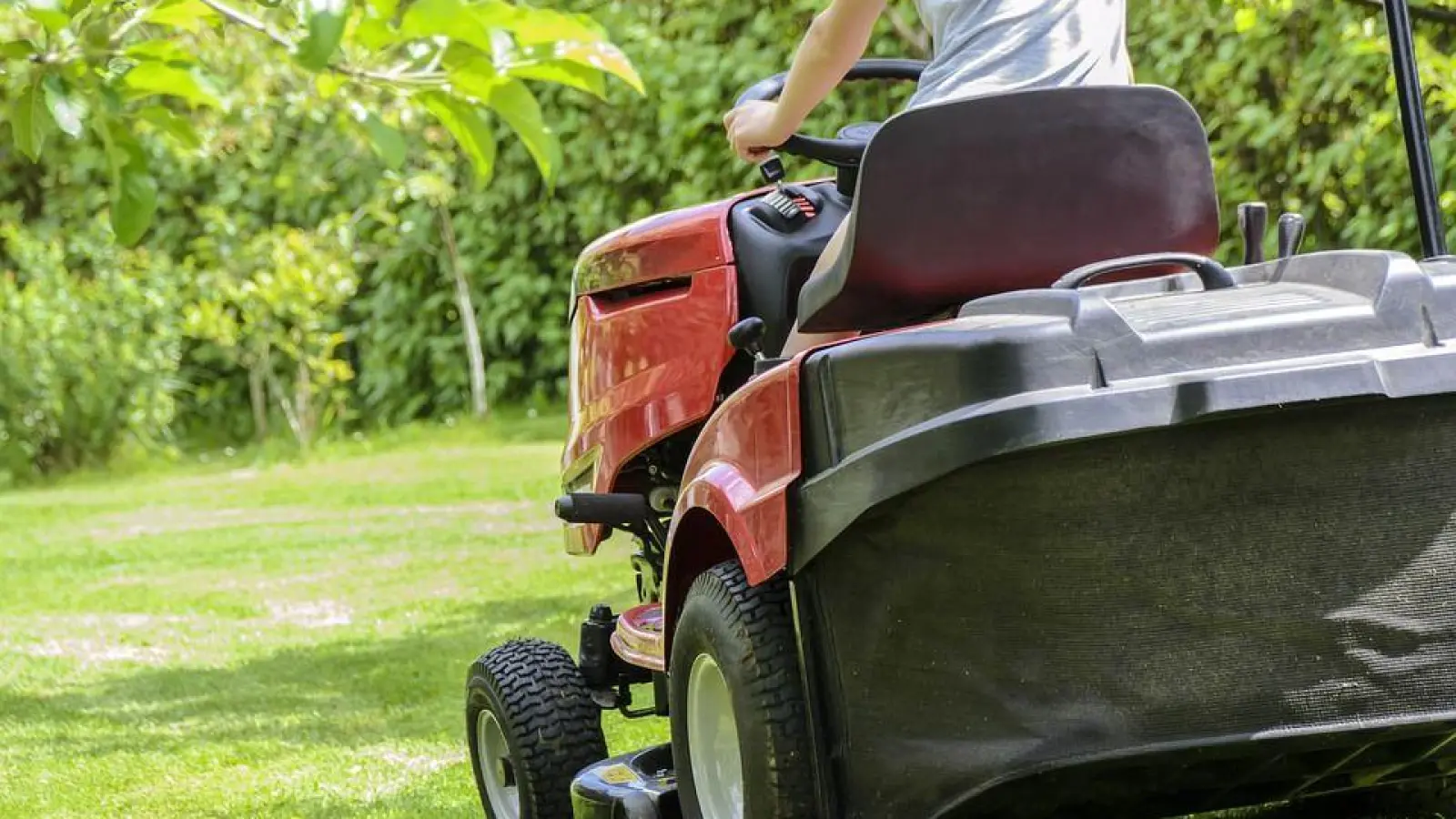 Bei dem Beutezug in der Schrebergartenanlage wurde unter anderem ein Aufsitzrasenmäher erbeutet. (Foto: vb)