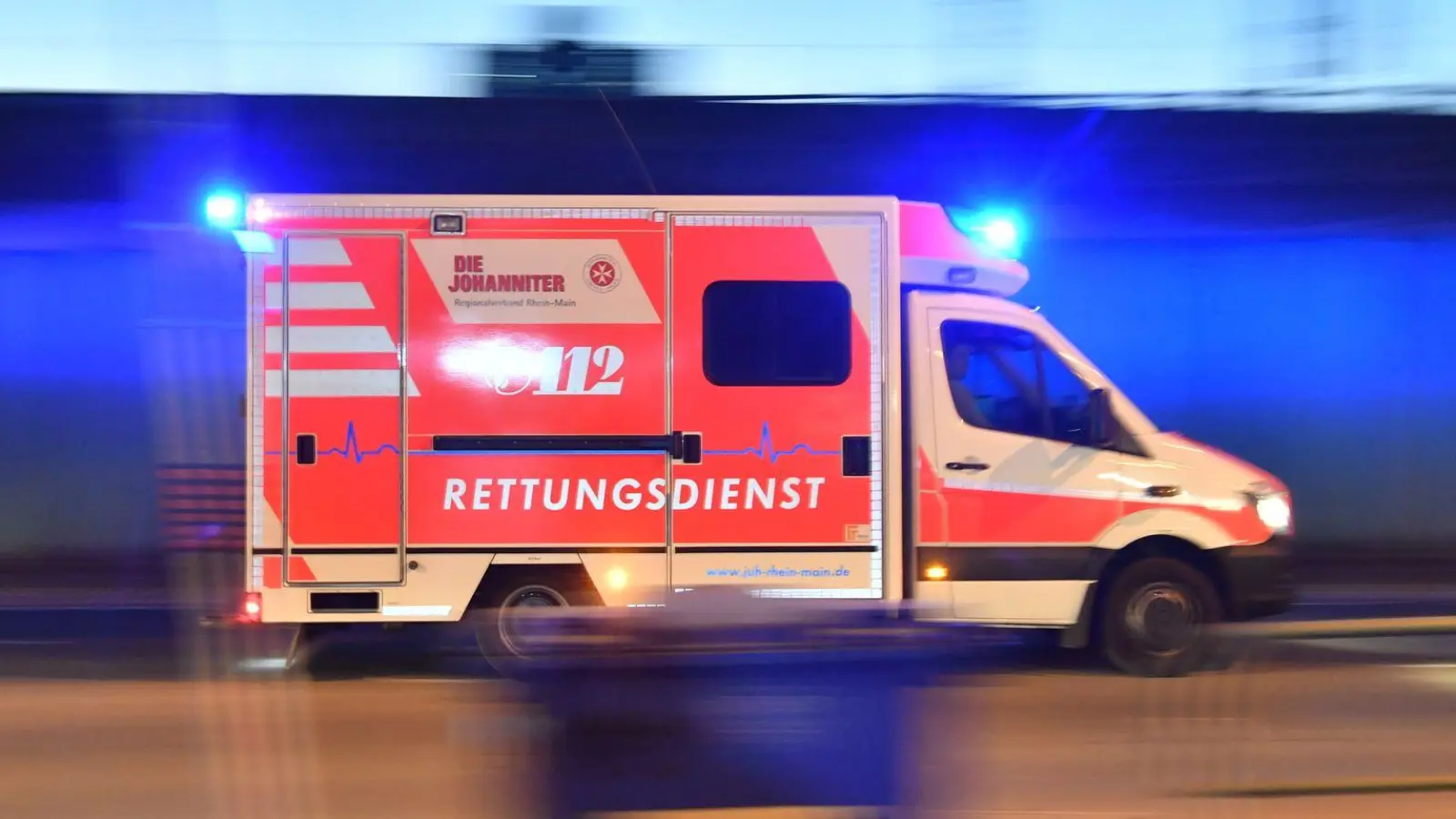 Sanitäter reanimieren den Motorradfahrer und bringen ihn in eine Klinik. (Symbolbild) (Foto: Boris Roessler/dpa)
