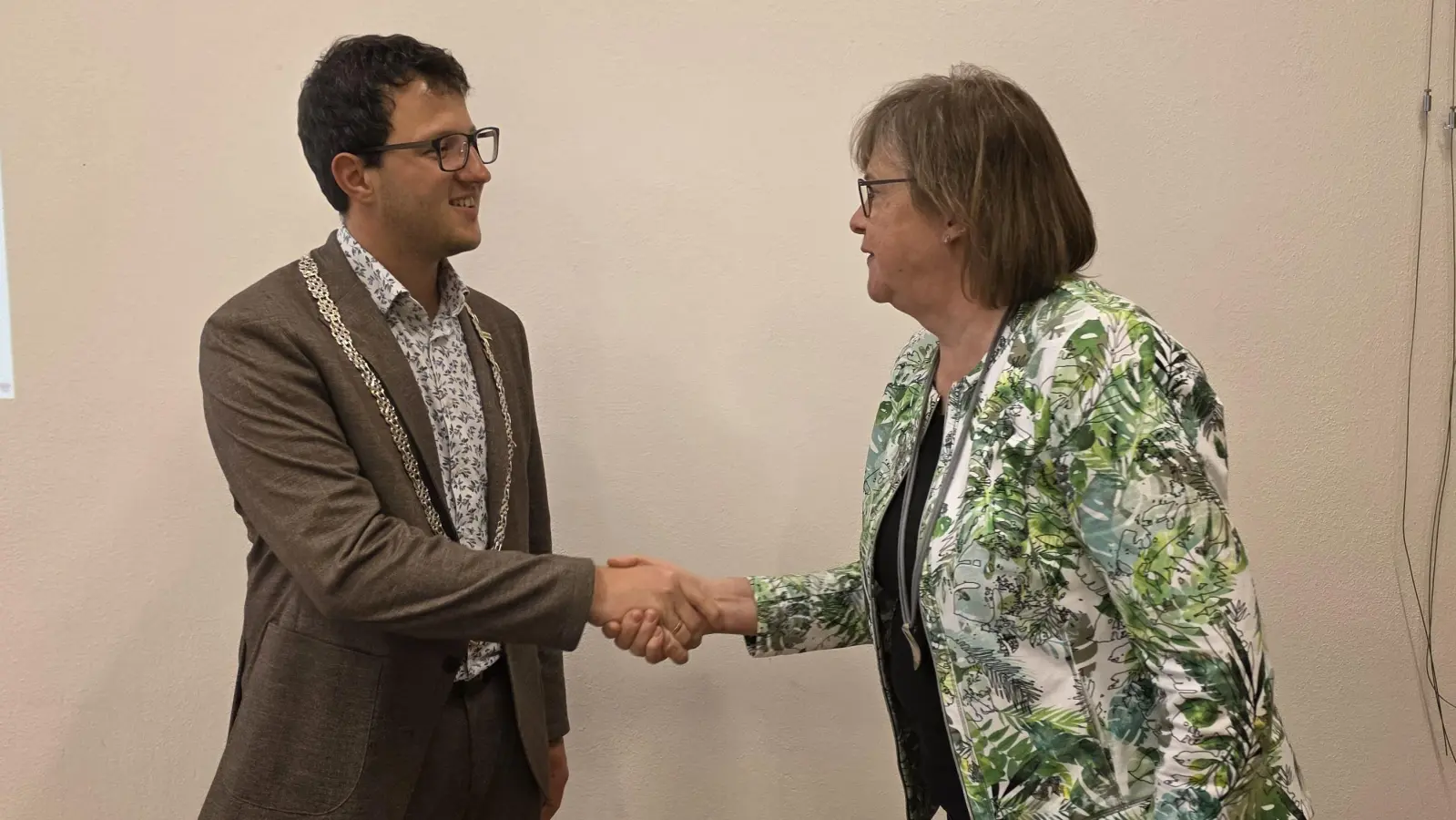 Der Eid ist abgelegt und die Amtskette umgehängt: Brigitte Mahnke gratulierte dem neuen Bürgermeister Jörg Edelmann. (Foto: Markus Weinzierl)