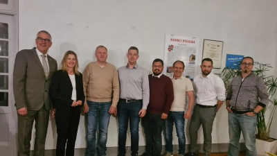 Bürgermeister Stefan Schmidt vereidigte die neuen Ratsmitglieder und seine Stellvertreter (von links): Gabi Schöttle, Norbert Schuh, Stephan Weinmann, Hans Rauscher, Norbert Kopp, Felix Windisch und Jan Freisler. (Foto: Anna Franck)