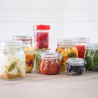 Wer keinen speziellen Fermentiertopf besitzt, kann für Blumenkohl mit Senfkörnern und Co. einfach Gläser mit Bügelverschluss nehmen. Ideal um überschüssiges Gas bei der Fermentation entweichen zu lassen.  (Foto: Christin Klose/dpa-tmn)