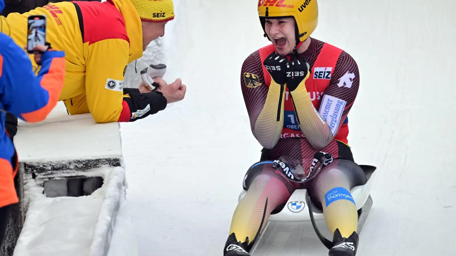 Rodlerin Dajana Eitberger jubelt über ihren Sieg. (Foto: Martin Schutt/dpa)