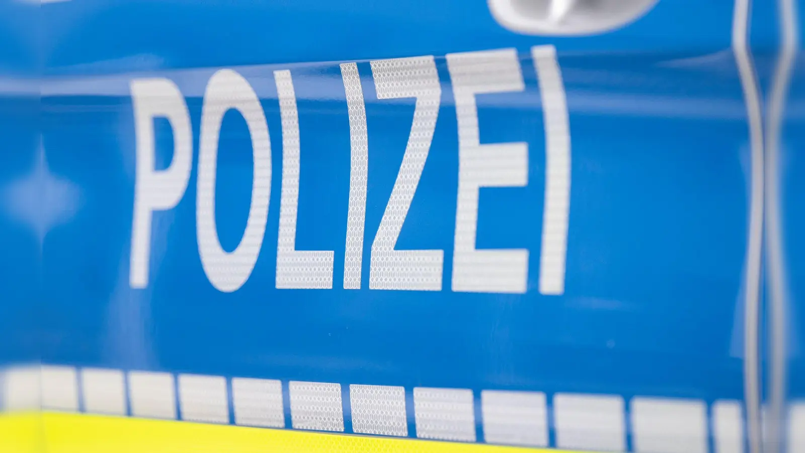 Nach einem schweren Raubüberfall auf einen 44-Jährigen in Amberg sitzen vier Tatverdächtige in Untersuchungshaft. (Symbolbild) (Foto: Boris Roessler/dpa)