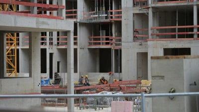 Ein neues Wohnhaus entsteht im Münchner Stadtteil Freiham. Doch gemessen am Bedarf wird in Bayerns Städten viel zu wenig gebaut. (Symbolbild) (Foto: Malin Wunderlich/dpa)