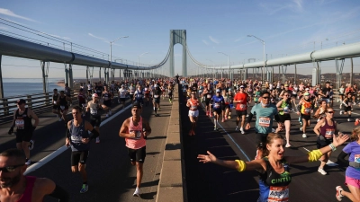 Läufer überqueren die Verrazzano Narrows Bridge beim New York City Marathon (Archivbild). (Foto: Heather Khalifa/FR172147 AP/AP/dpa)