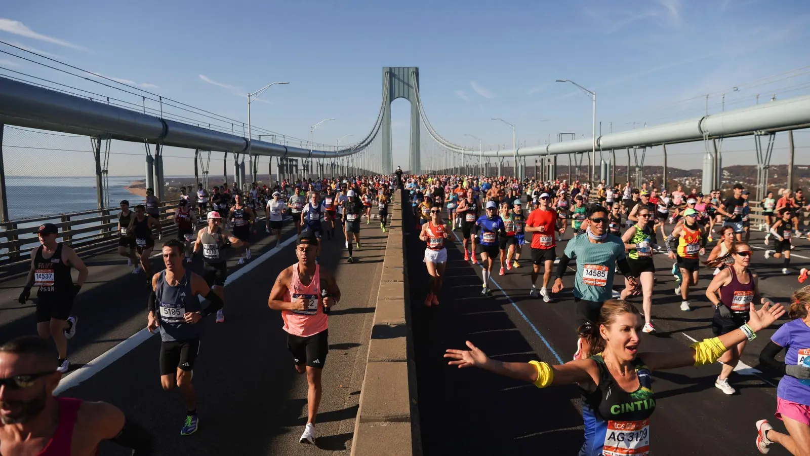 Läufer überqueren die Verrazzano Narrows Bridge beim New York City Marathon (Archivbild). (Foto: Heather Khalifa/FR172147 AP/AP/dpa)