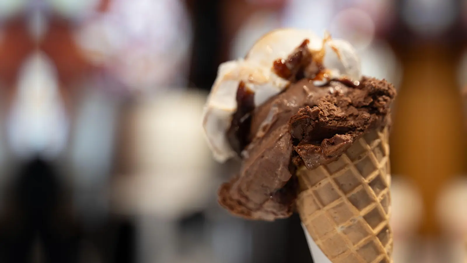Zwei Eis (plus Extras) in Rom: 44 Euro. (Symbolbild) (Foto: Markus Lenhardt/dpa)