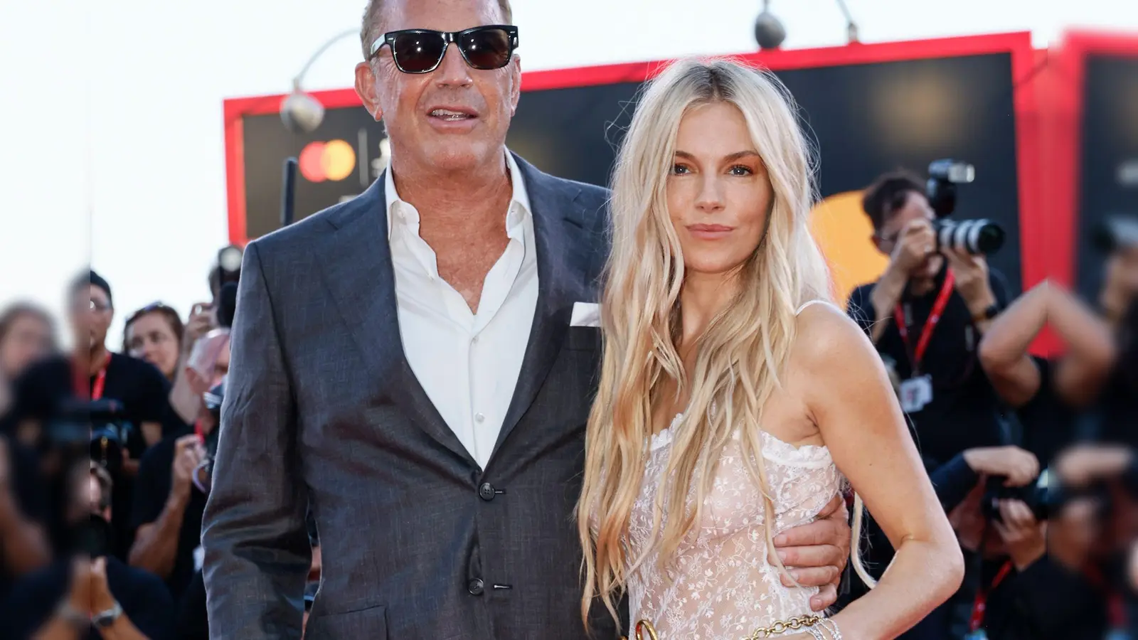 Kevin Costner und Sienna Miller bei Abschluss der Filmfestspiele von Venedig (Foto: Joel C Ryan/Invision/AP/dpa)