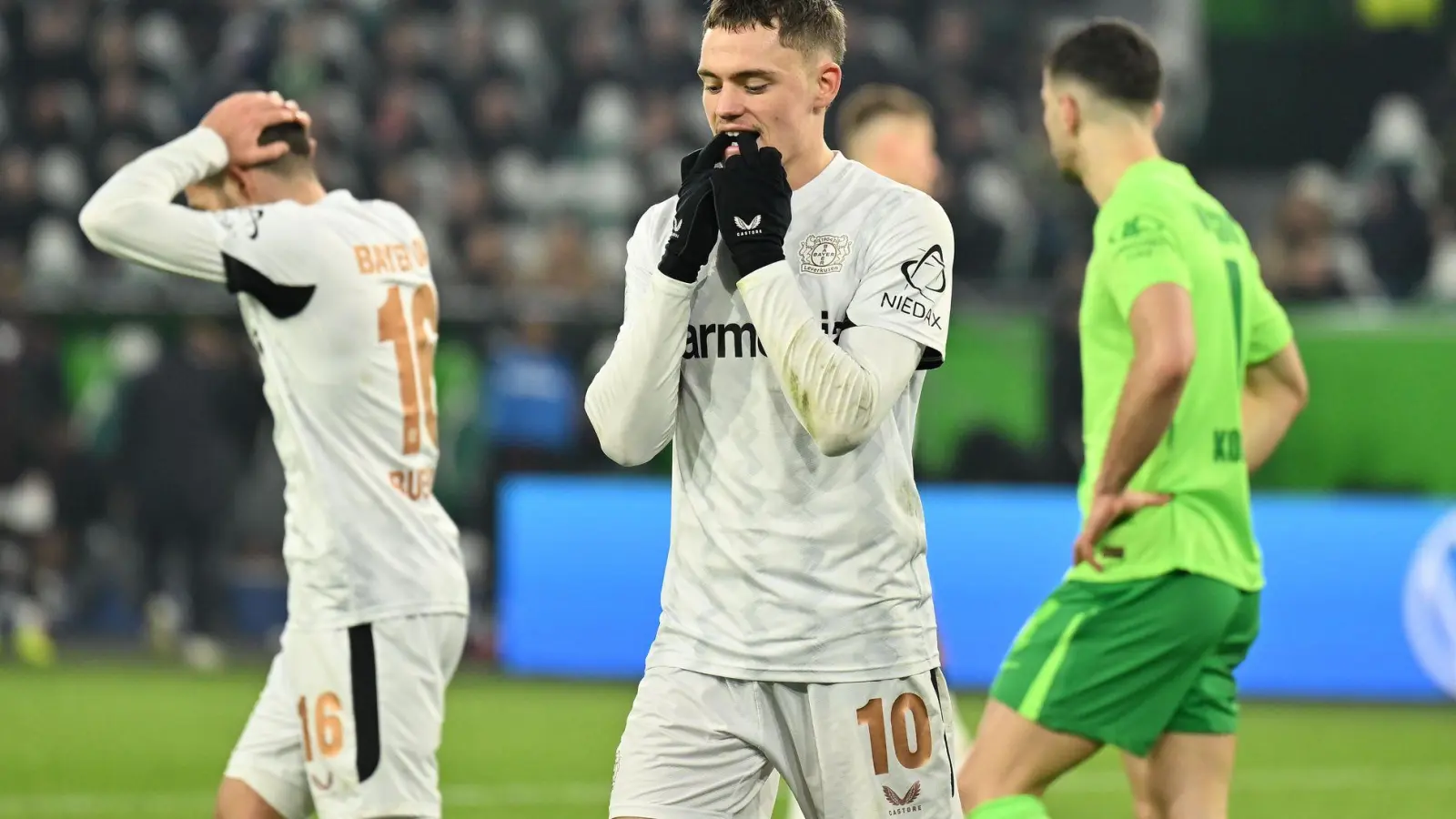 Leverkusener Frust: Der eingewechselte Florian Wirtz beim 0:0 in Wolfsburg. (Foto: Swen Pförtner/dpa)