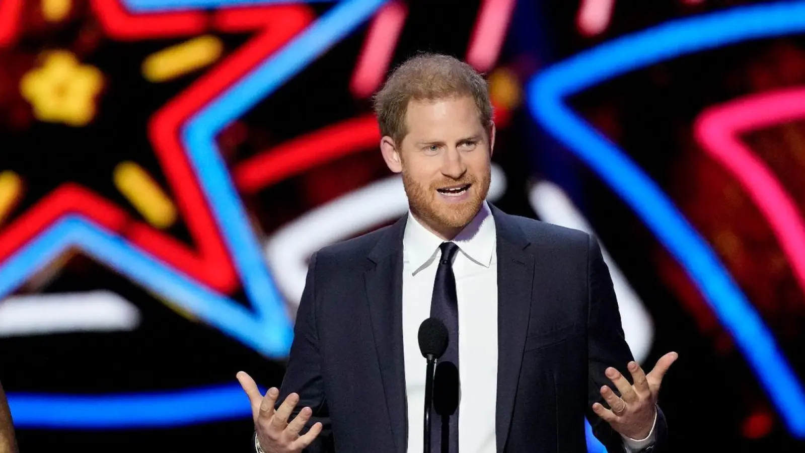 Der britische Prinz Harry bei der Preisverleihung in Las Vegas. (Foto: David J. Phillip/AP/dpa)