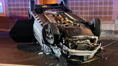 Aus bisher ungeklärter Ursache fuhr das Auto gegen einen Bordstein und prallte dann gegen die Tunnelwand.  (Foto: Ralf Hettler/dpa)